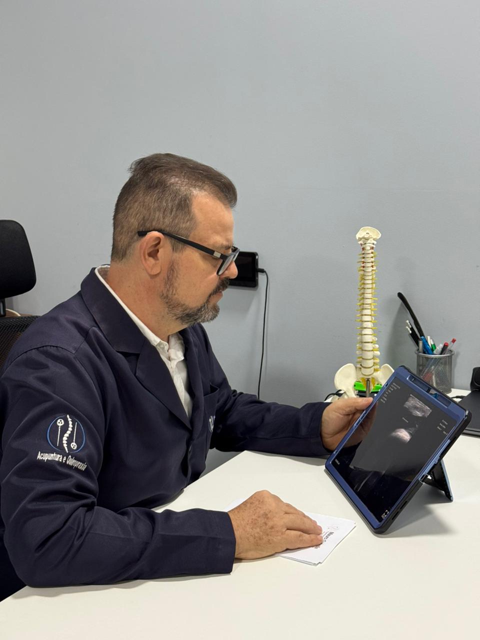 Dr. Mauro em atendimento de avaliação e tratamento de coluna