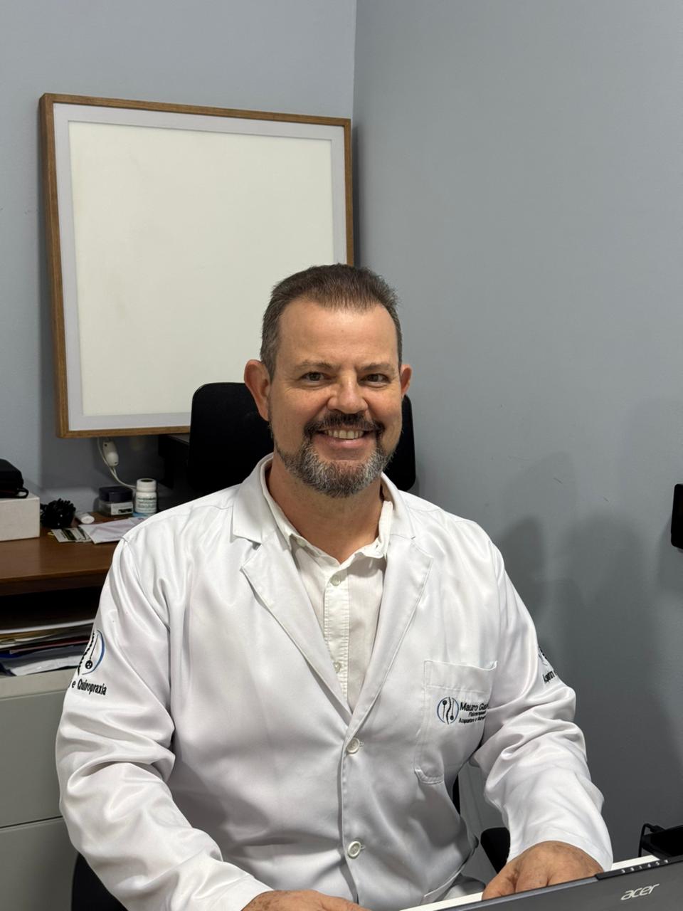 Dr. Mauro, fisioterapeuta especialista em tratamento de coluna sem cirurgia